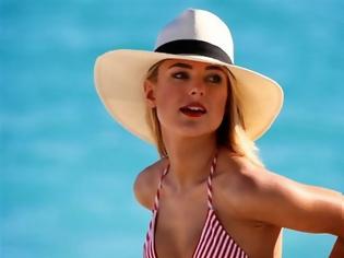 Φωτογραφία για Kimberley Garner: Εμφάνιση με ριγέ μπικίνι