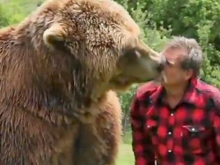 Φωτογραφία για Αρκούδα παίζει με τον εκπαιδευτή της! Δείτε το βίντεο!