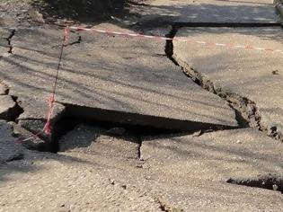 Φωτογραφία για Ανατριχιαστικό βίντεο: Στην Αρχαία Ολυμπία η γη καταπίνει ένα χωριό - Σπίτια και χωράφια... βουλιάζουν [βίντεο]