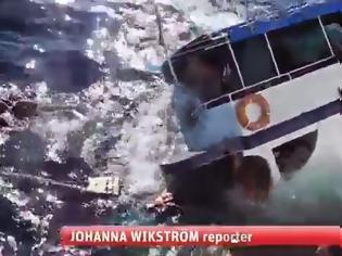 Φωτογραφία για ΣΥΓΚΛΟΣΤΙΚΟ VIDEO: Σκάφος βυθίζεται μαζί με επιβάτες on camera