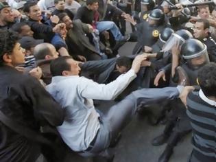 Φωτογραφία για Αίγυπτος: Η αστυνομία διέλυσε με τη βια καθιστική διαμαρτυρία των Αδερφών Μουσουλμάνων