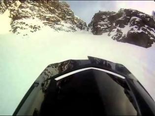 Φωτογραφία για Απίστευτο βίντεο! Αναβάτης snowmobile πέφτει και σέρνεται σε πλαγιά βουνού! [Video]