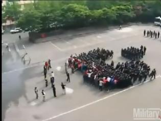Φωτογραφία για Σχηματισμοί μάχης κατά διαδηλωτών! Φοβερό βίντεο από Κορέα