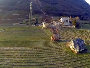 Φωτογραφία για Ογκόλιθος γλιστράει από βουνό και συντρίβει φάρμα στη Βόρεια Ιταλία