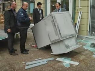 Φωτογραφία για Ξήλωσαν ATM το έσυραν στο δρόμο... αλλά τους πρόδωσε το φορτηγάκι και έγιναν καπνός!