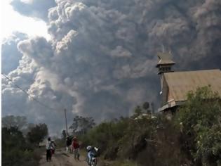 Φωτογραφία για Φρίκη από την πολύνεκρη έκρηξη του ηφαιστείου στη Σουμάτρα: Ξεθάβουν νεκρούς από τη στάχτη