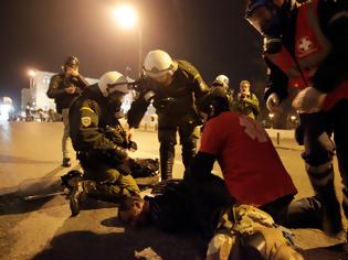 Φωτογραφία για Συγκλονιστικές εικόνες από την χθεσινοβραδινή αντιφασιστική συγκέντρωση στο Σύνταγμα [photos+videos]