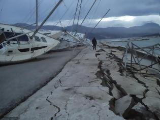 Φωτογραφία για Οι φωτογραφίες της καταστροφής από το νέο σεισμό στην Κεφαλονιά - Σοβαρές ζημιές στο λιμάνι του Ληξουρίου