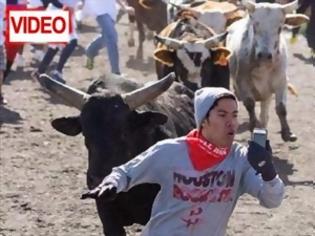 Φωτογραφία για Βγάζει selfie καθώς τον κυνηγούν οι ταύροι... [Video]