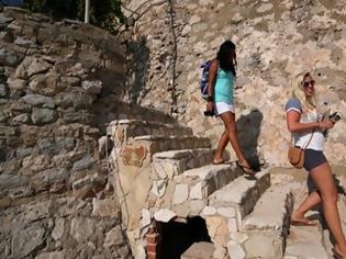 Φωτογραφία για FT: Η τουρκική λίρα χτυπάει τον ελληνικό τουρισμό
