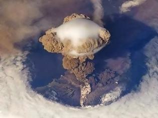 Φωτογραφία για Εντυπωσιακό βίντεο της Nasa δείχνει έκρηξη ηφαιστείου από το διάστημα!