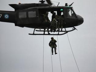 Φωτογραφία για Από το πρωί επιχειρούν μονάδες της Αερομεταφερόμενης στα Ελληνο-Σκοπιανά Σύνορα (Πυρπολητής 2/14 )