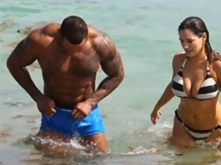 Φωτογραφία για Η Kelly Brook με τον... φουσκωτό αγαπημένο της