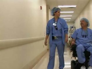 Φωτογραφία για Dr. Ted Rummel: Ο παράλυτος χειρουργός [video]