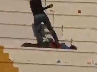 Φωτογραφία για Άγριος ξυλοδαρμός οπαδού στην Ονδούρα - Εικόνες ντροπής [video]