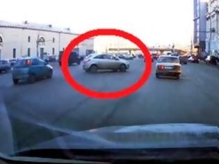 Φωτογραφία για Αυτά μόνο στην Ρωσία - Τέτοιο παρκάρισμα δεν έχετε ξαναδεί ποτέ! [video]