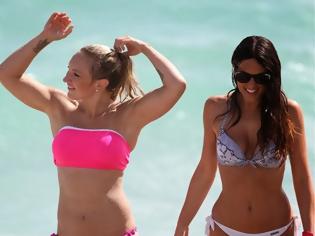 Φωτογραφία για Claudia Romani και Stine Kronborg κάνουν Paddleboarding στο Miami