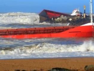 Φωτογραφία για Φορτηγό πλοίο κόπηκε στη μέση στη Γαλλία [Video - Photos]