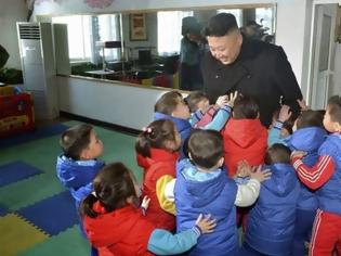 Φωτογραφία για Β. Κορέα: Αγκαλιές και φιλιά σε παιδάκια από τον Κιμ Γιονγκ Oυν!