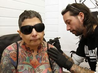 Φωτογραφία για 52χρονη έχει καλύψει όλο το σώμα της με τατουάζ… που ποτέ όμως δεν θα δει! [photos]