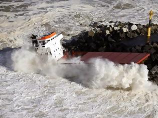 Φωτογραφία για Πλοίο κόπηκε στα δύο μέσα στη θαλασσοταραχή! (VIDEO)