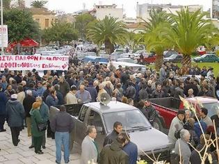 Φωτογραφία για Άνοιξε η Εφορία Χανίων συνοδεία ΜΑΤ μετά απο τριήμερο αγροτικό αποκλεισμό