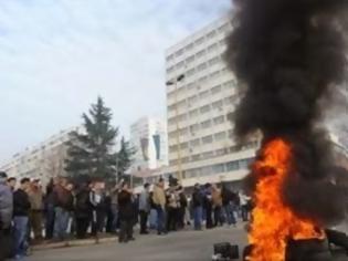 Φωτογραφία για Στους δρόμους οι Βόσνιοι για τα λουκέτα στα εργοστάσια