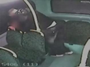 Φωτογραφία για Άγρια επίθεση σε επιβάτη λεωφορείου. Τον τύφλωσαν με σπρέι [video]