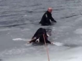 Φωτογραφία για Άνδρας βούτηξε σε παγωμένη λίμνη για να σώσει τον σκύλο του [video]