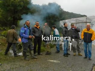 Φωτογραφία για Εξαγριωμένοι αγρότες παρέταξαν τα τρακτέρ τους στο δρόμο Τρίπολης – Σπάρτης [Video]