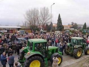 Φωτογραφία για Αχαΐα: Εκλεισαν την Πατρών-Πύργου στον κόμβο της Αχαγιάς οι αγρότες - Νέα μπλόκα