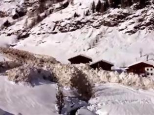 Φωτογραφία για Bίντεο που κόβει την ανάσα: Χιονοστιβάδα σαρώνει τα πάντα και...