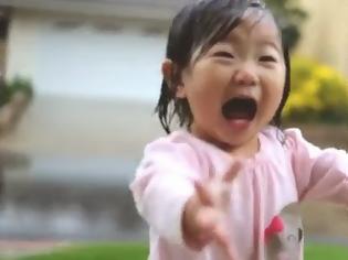 Φωτογραφία για Ένα κοριτσάκι 15 μηνών βλέπει για πρώτη φορά βροχή και… αντιδράει! [video]