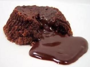 Φωτογραφία για Λαχταριστό, αφράτο κέικ σοκολάτας σε μόλις 5 λεπτά