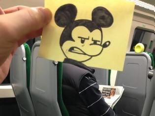 Φωτογραφία για Τι γίνεται όταν ένας θεότρελος τύπος ζωγραφίζει φάτσες και τις κάνει κολάζ μέσα σε τρένα πάνω σε επιβάτες; [photos]