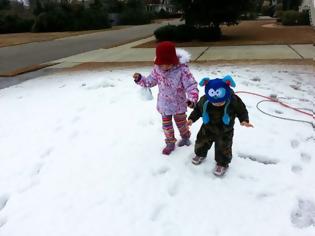 Φωτογραφία για Τρομερός μπαμπάς έφτιαξε… χιόνι για την κόρη του!