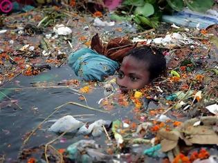 Φωτογραφία για To πιο αηδιαστικό ποτάμι του κόσμου! Κολυμπούν χιλιάδες παιδιά [photos]
