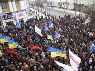 Φωτογραφία για Παραμένουν στους δρόμους του Κιέβου οι διαδηλωτές