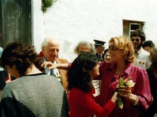 Φωτογραφία για Η Μελίνα Μερκούρη στις Αρχάνες - Φωτογραφίες από μια επίσκεψη 30 χρόνια πριν
