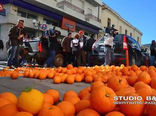 Φωτογραφία για Έχτισαν με πορτοκάλια είσοδο τράπεζας στο Άργος οι αγρότες
