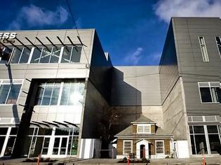 Φωτογραφία για Η συγκινητική ιστορία μιας γυναίκας που αρνήθηκε 1εκ. δολάρια για να παραχωρήσει το ετοιμόρροπο σπίτι της σε κατασκευαστική εταιρία