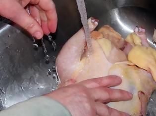 Φωτογραφία για Γιατί δεν πρέπει να πλένουμε το κοτόπουλο πριν το μαγείρεμα;