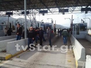 Φωτογραφία για ΣΥΜΒΑΙΝΕΙ ΤΩΡΑ: Άνοιξαν τα διόδια οι αγρότες [Video - Photos]