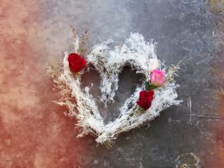 Φωτογραφία για Diy Valentine’s Day: Φτιάξε ένα στεφάνι σε σχήμα καρδιάς για να δημιουργήσεις ρομαντική ατμόσφαιρα!
