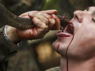 Φωτογραφία για Πεζοναύτες πίνουν αίμα φιδιού σε άσκηση επιβίωσης! ΦΩΤΟ