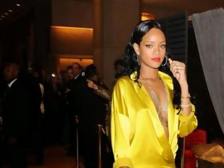 Φωτογραφία για Η Rihanna λέει ότι την «έγδυσε» ο λογιστής της