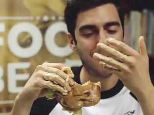 Φωτογραφία για Ο «επιστημονικά» σωστός τρόπος για να φάτε ένα burger [video]