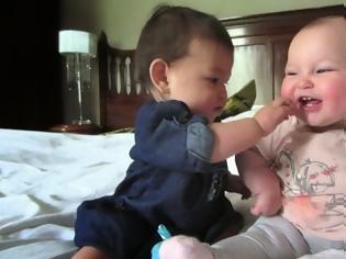 Φωτογραφία για Δύο μωρά προσπαθούν να συνεννοηθούν...[video]
