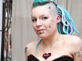 Φωτογραφία για Φρίκη: Έγδαρε από το δέρμα της το τατουάζ με το όνομα του πρώην της και του το έστειλε ταχυδρομικώς [photos]