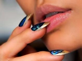 Φωτογραφία για Μπλε νύχια για ένα μοντέρνο μανικιούρ